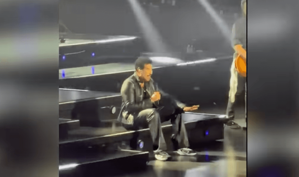 Lionel Richie Forced Off Stage During Opening Night Performance