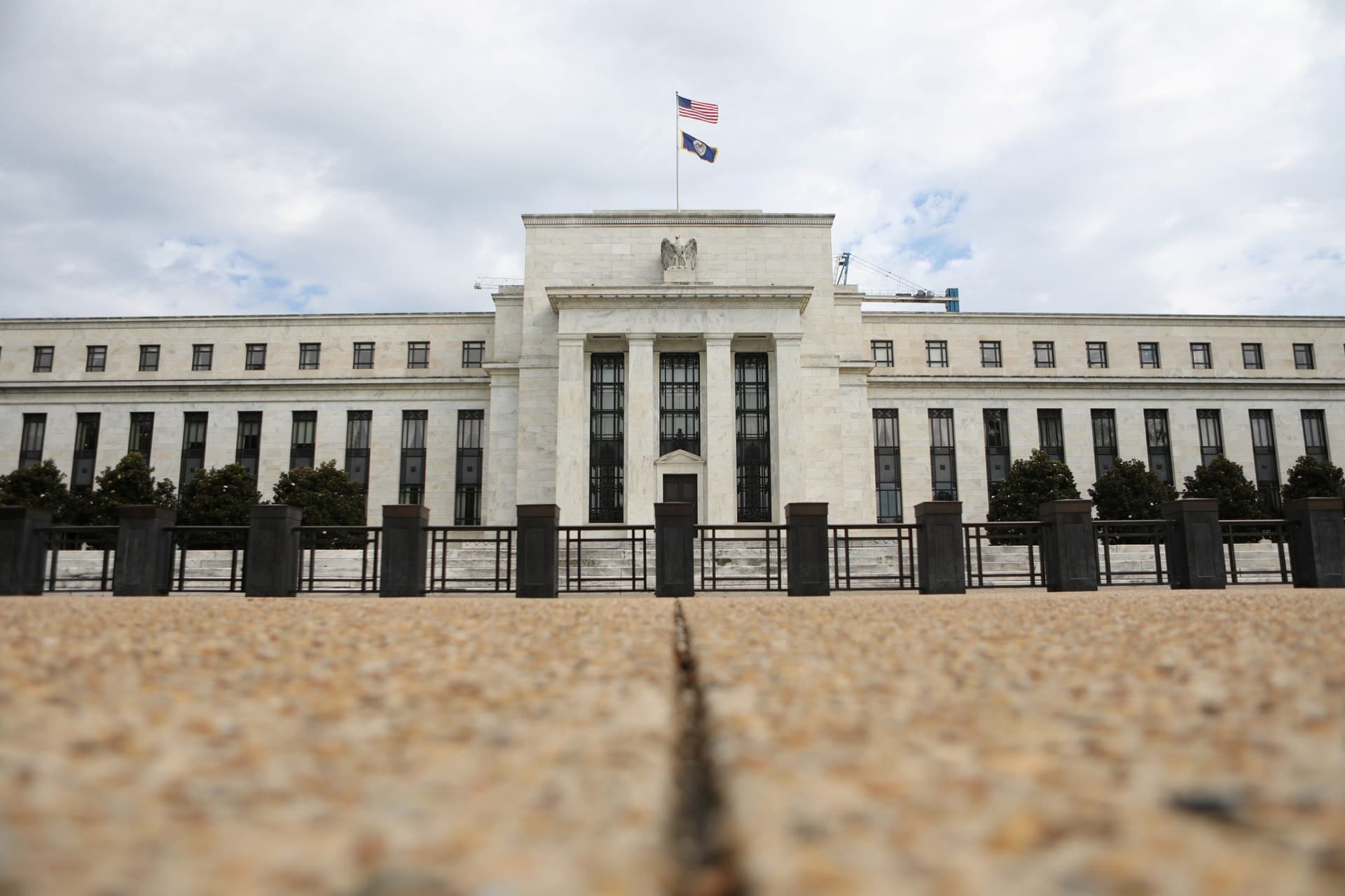 Fed Chief Says Coronavirus Surge Slowing US Economic Recovery