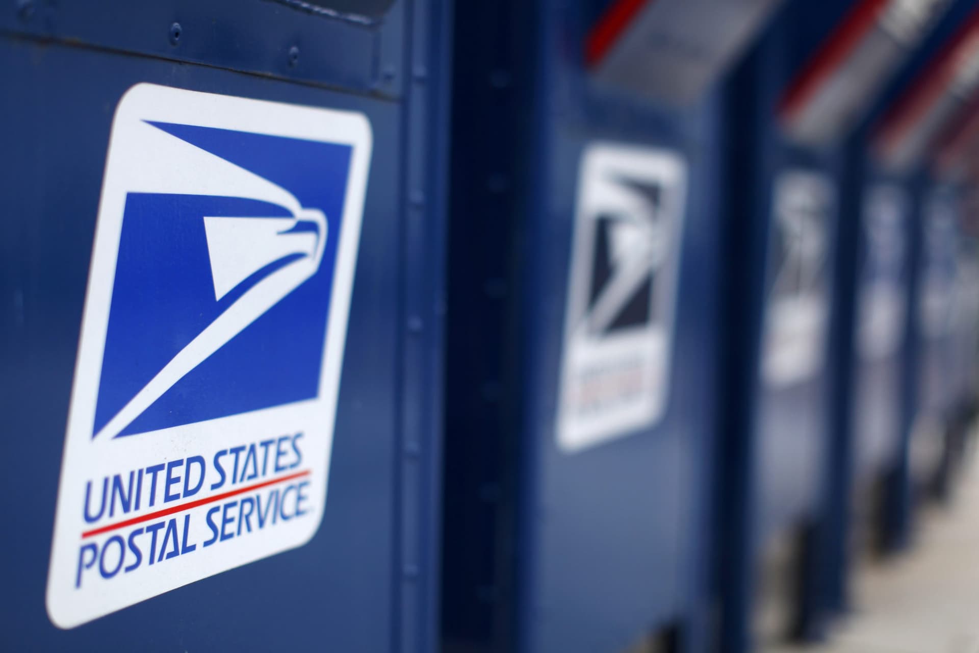 Democrats Want $25 Billion for U.S. Postal Service: Hoyer