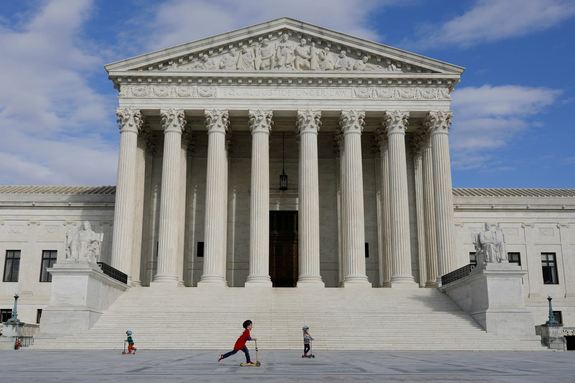 Supreme Court Temporarily Blocks House Democratsâ Request to Access Mueller Grand Jury Material
