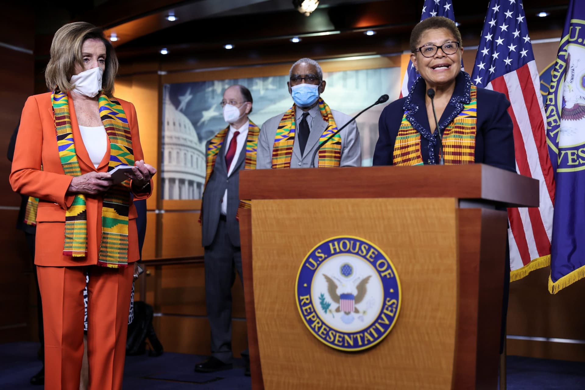 Congressional Democrats Steer Clear of Supporting Calls to āDefund the Policeā