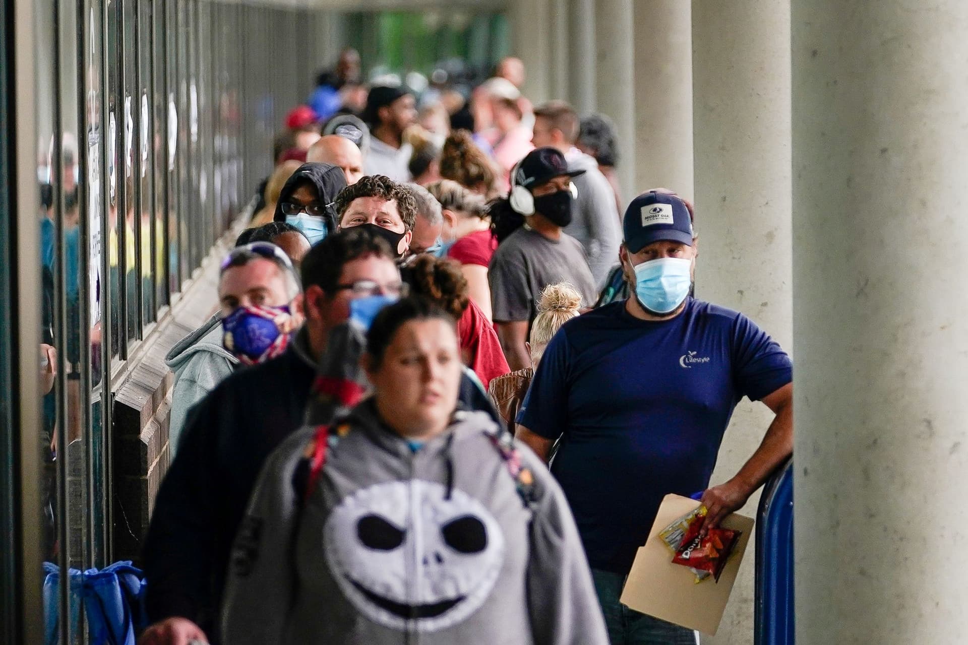 US Hiring Races to Record High in May, Layoffs Abate
