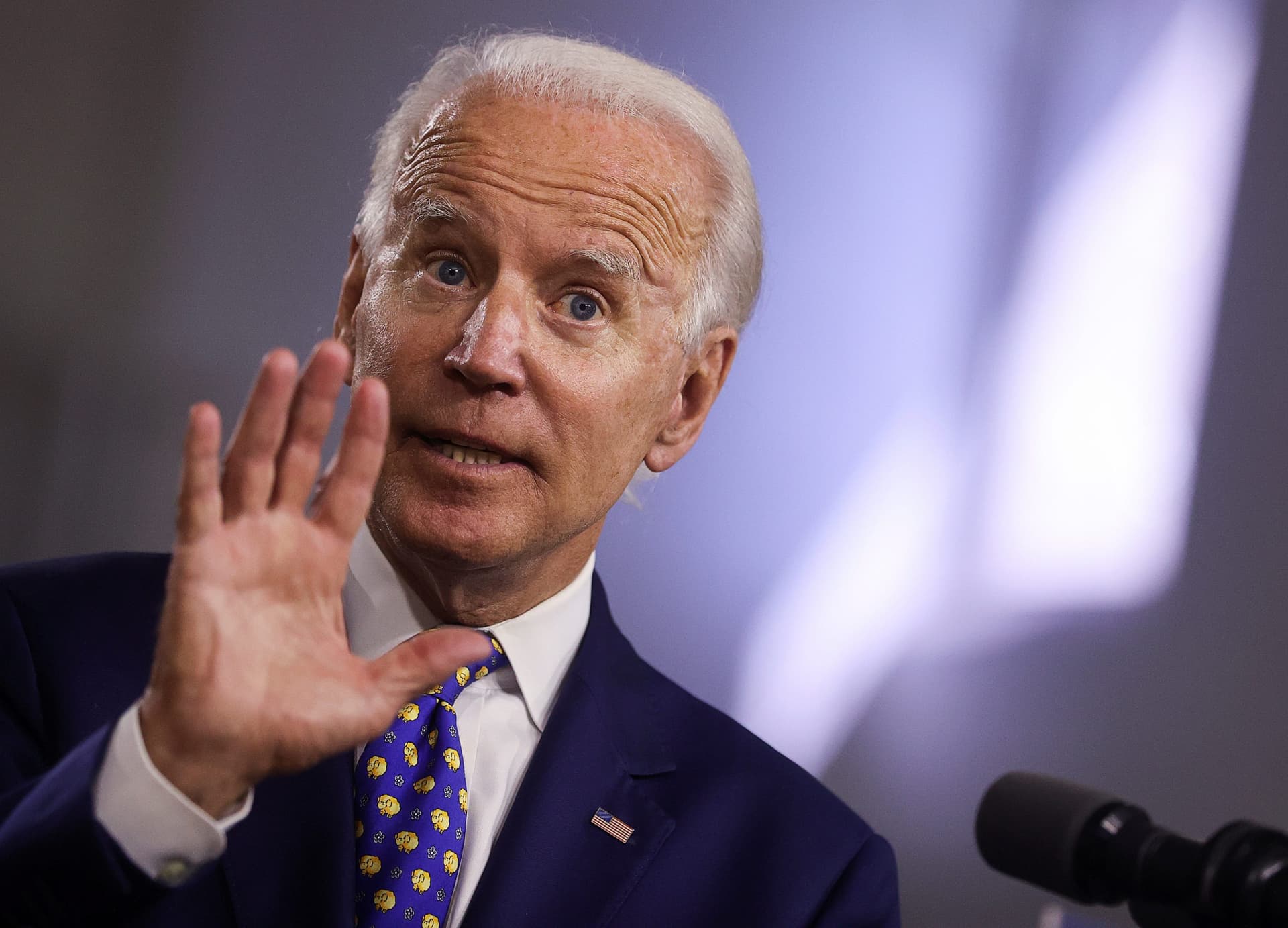 Photographer Captures Bidenâs Notes on Sen. Kamala Harris: âDo Not Hold Grudgesâ