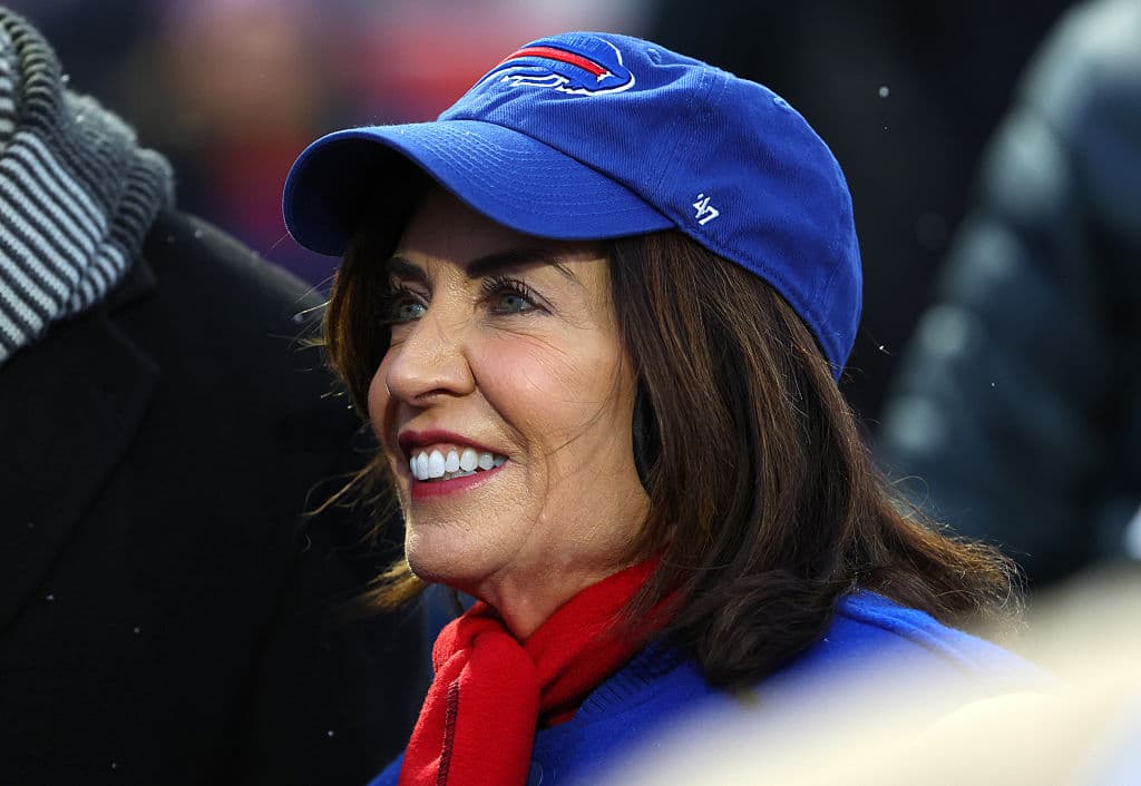 Kathy Hochul Tries to Fire Up Bills Fans â It Gets Awkward